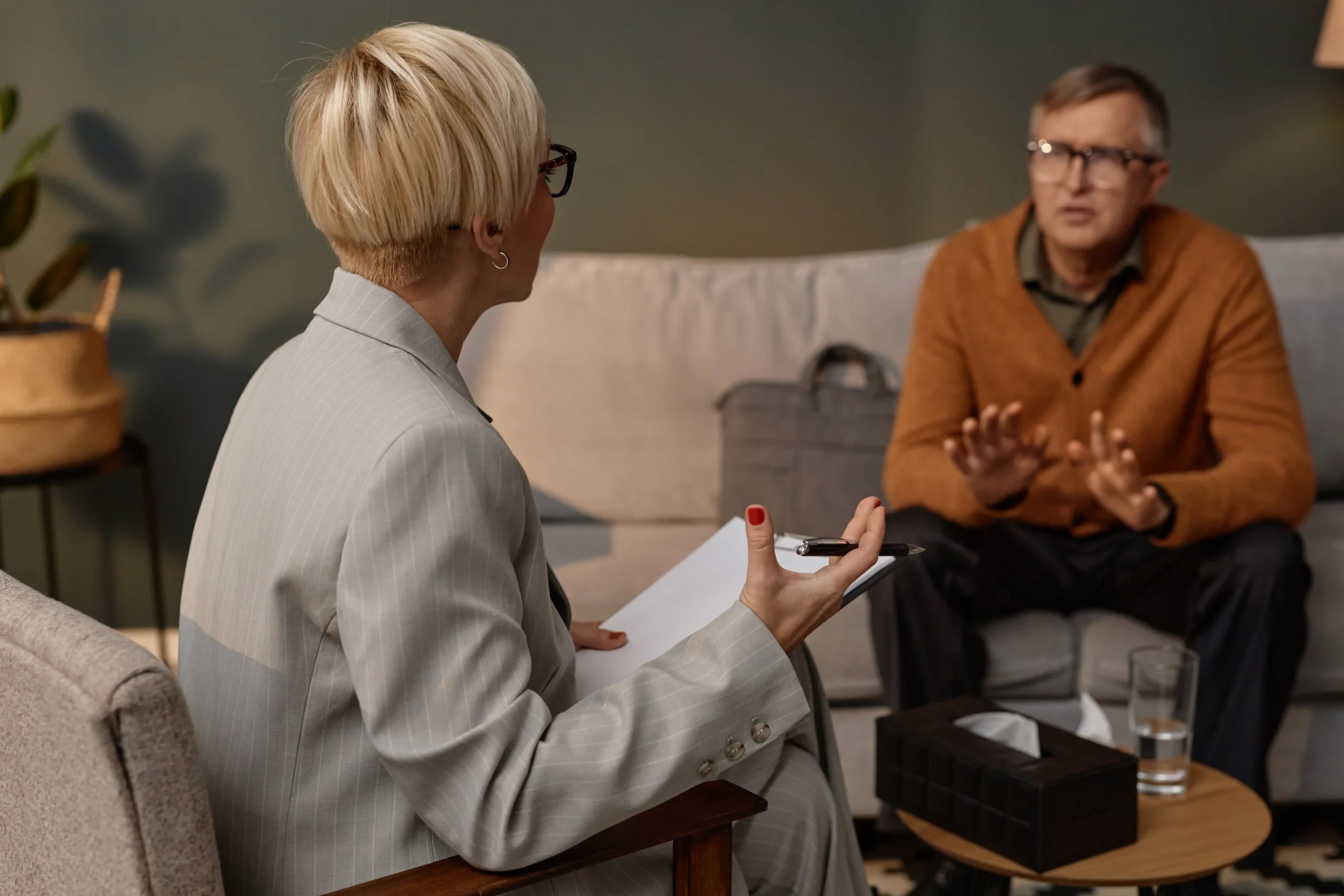 Psycholożka słuchająca mężczyzny podczas indywidualnej sesji terapeutycznej.